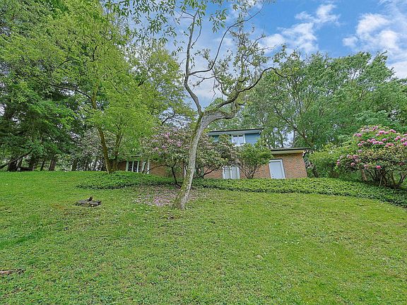 3rd image of 52 Spruce Dr NE