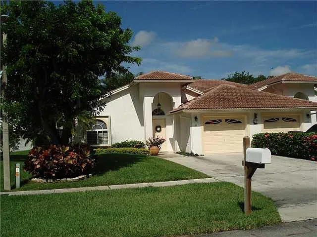 1141 Mulberry Pl — Photo 2