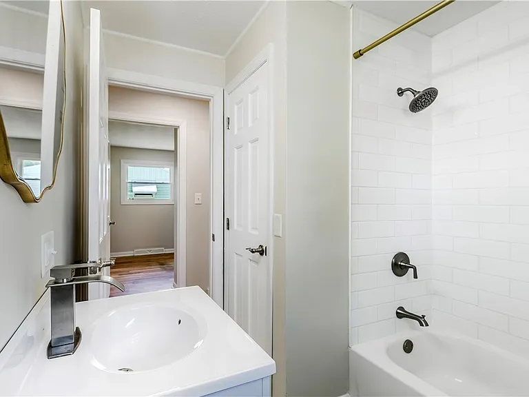222 Wilber St — Photo 33