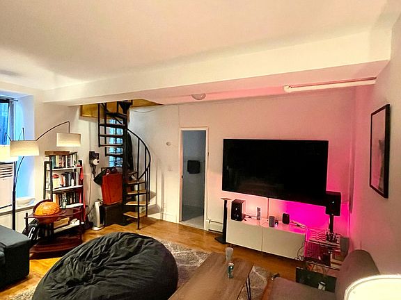 3rd image of 200 Waverly Pl APT 2