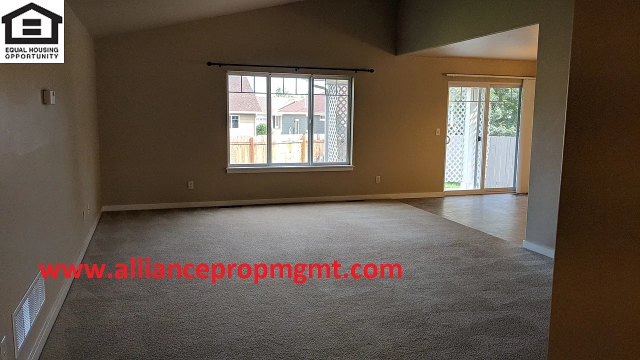 Spacious 3 bedroom house with fenced back yard — Photo 2