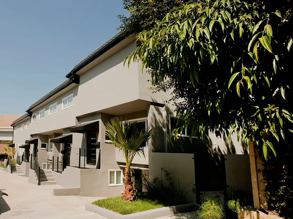 Gorgeous 2 Story Townhome...Great Location! CALL NOW!