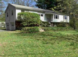 24 Barcelona Dr, Clifton Park, NY 12065