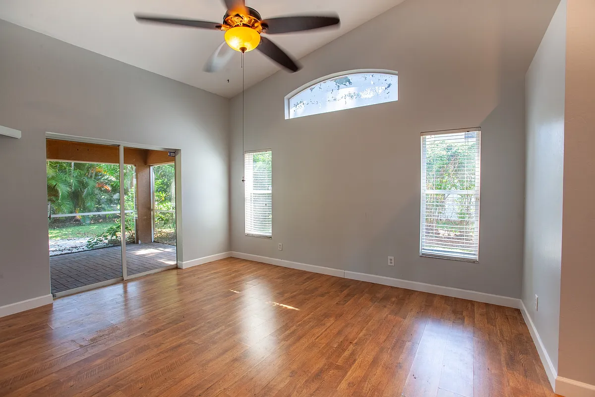 Building Photo - 9511 Cypress Dr N