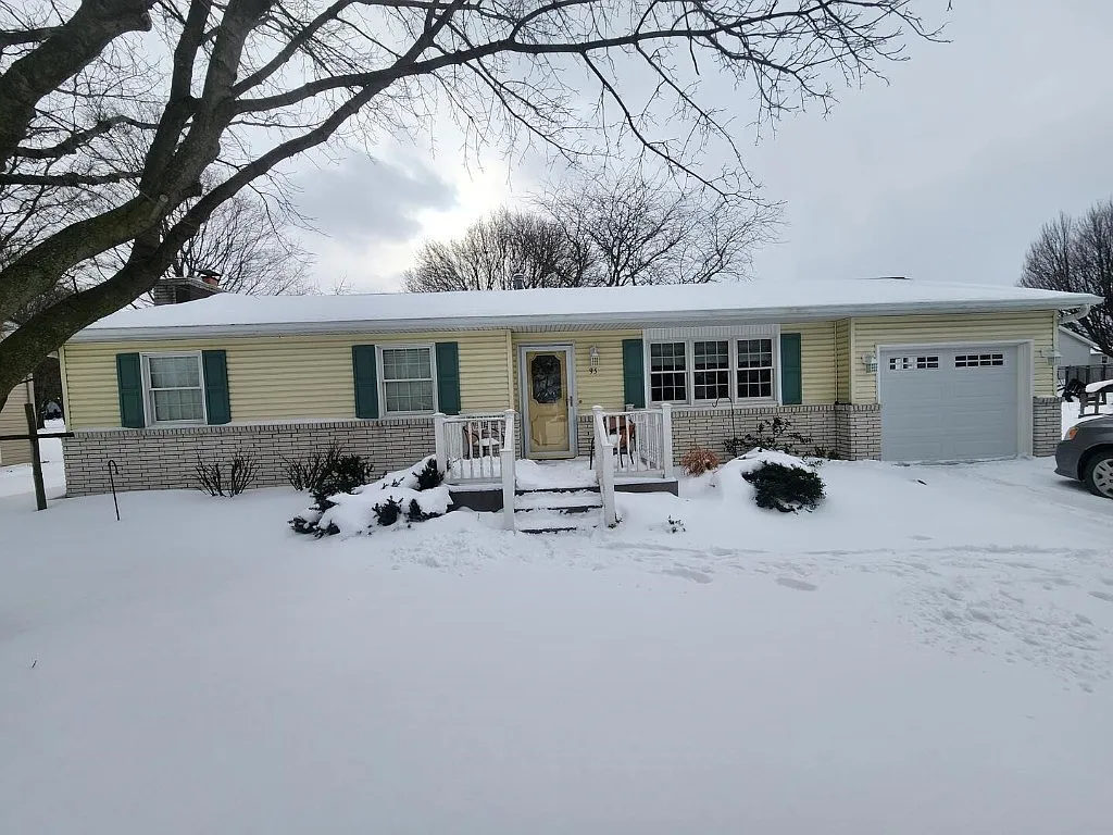 95 Hutchinson Dr photo 1