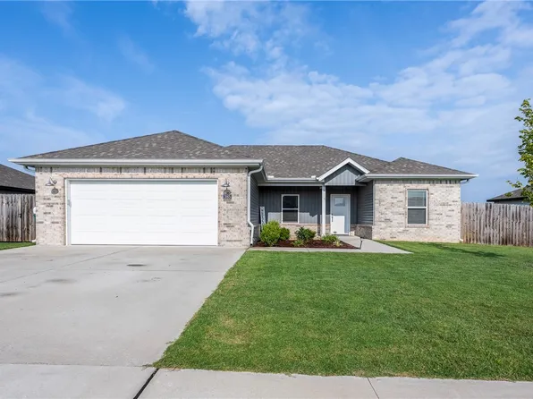 385 N Wyandotte St, Farmington, AR 72730