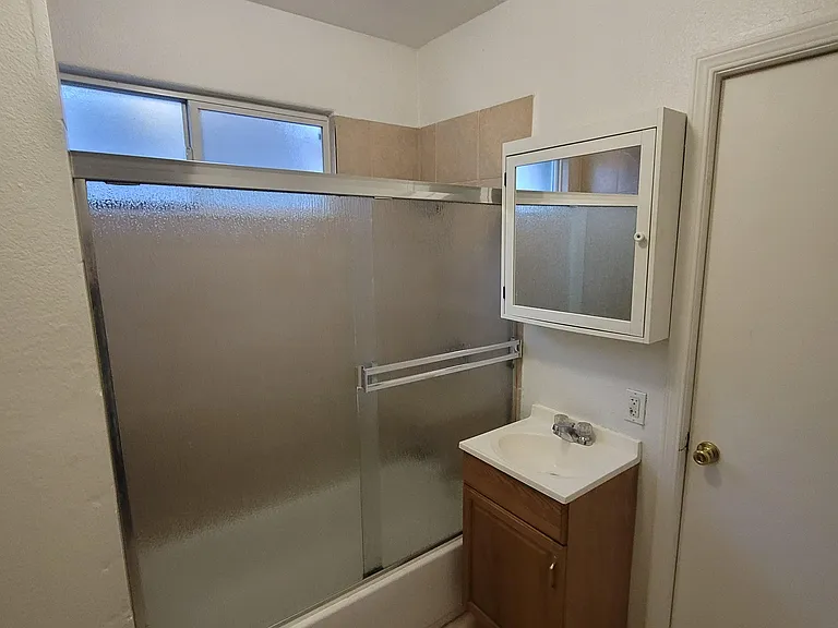 424 Bay St — Photo 10