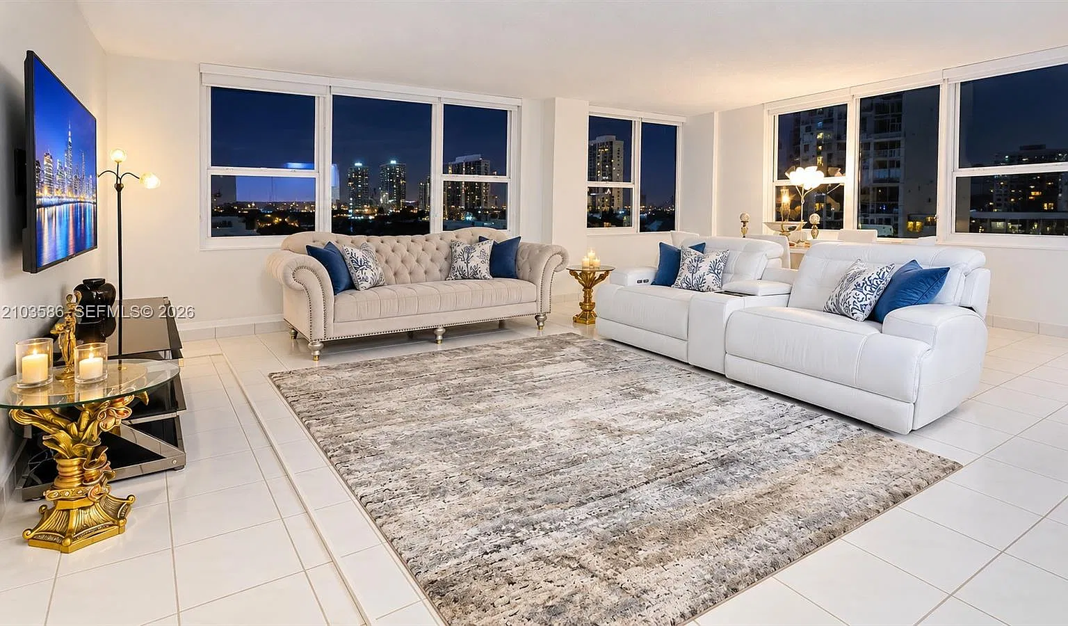 Alexander Towers Condo — Photo 3
