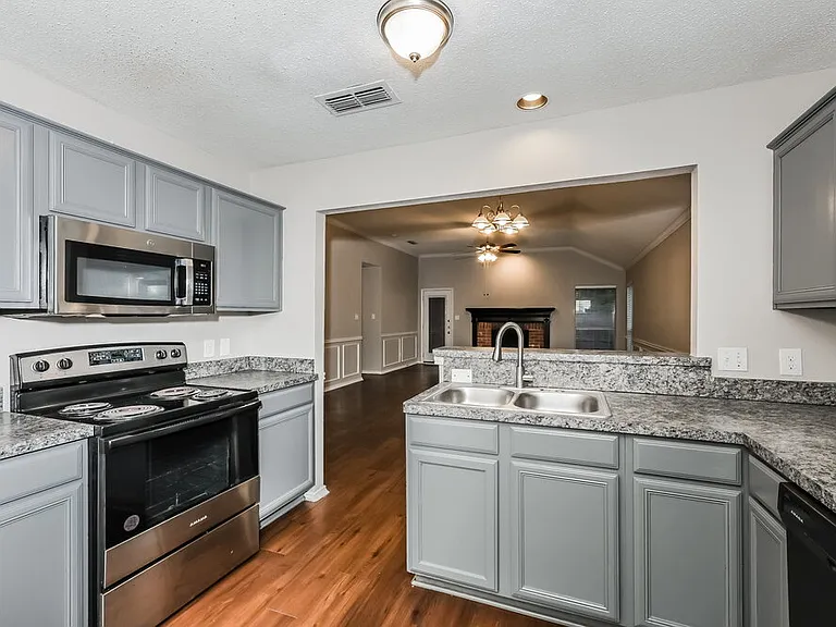 2844 Claremont Dr — Photo 8