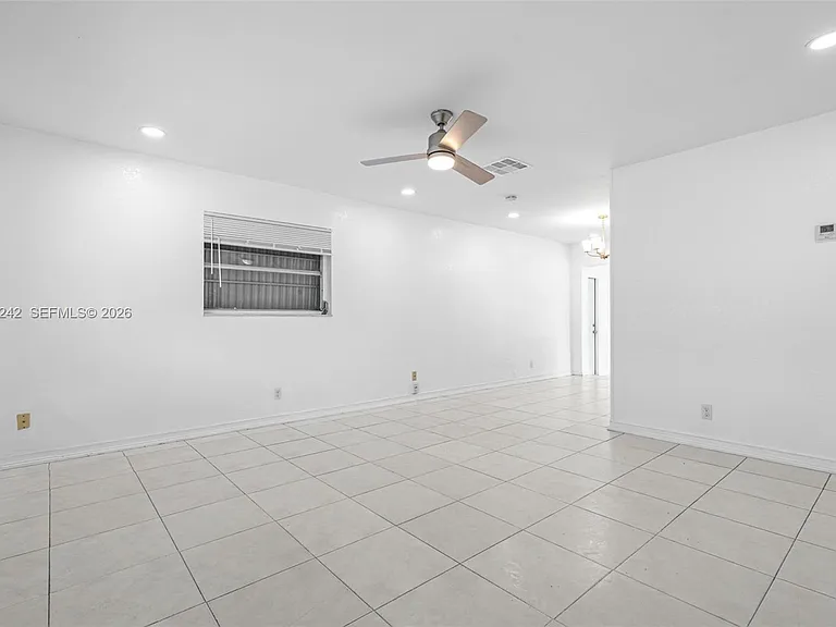 7505 NW 58th St — Photo 4