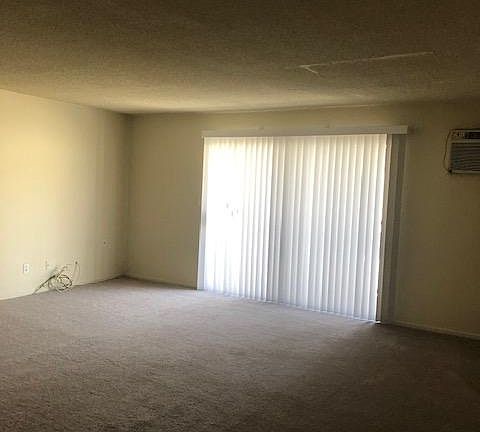 3rd image of 2831 Montrose Ave APT 9