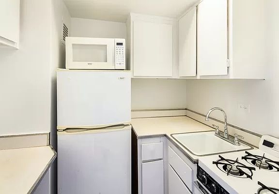 4th image of 2 Charlton St APT 15D