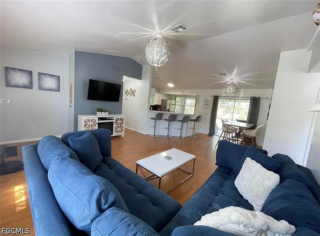3 bed, 2.0 bath, 1271 sqft, $2,800 — Photo 1