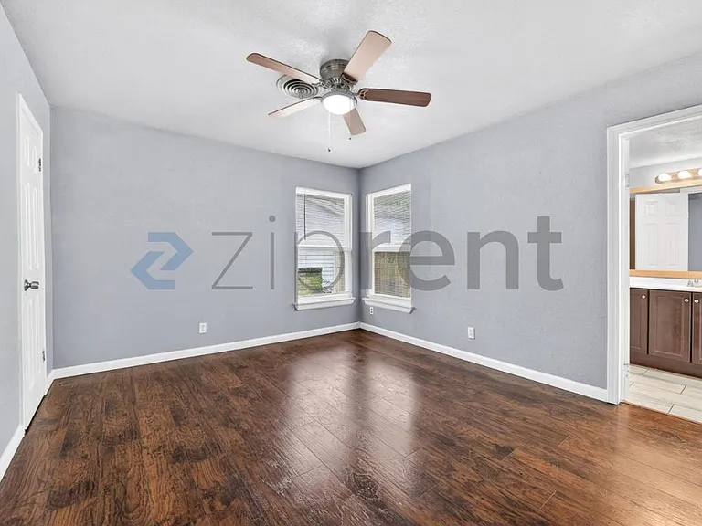 2332 Grandview Dr — Photo 5