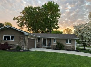 7483 Sharonlee Dr, Mentor, OH 44060