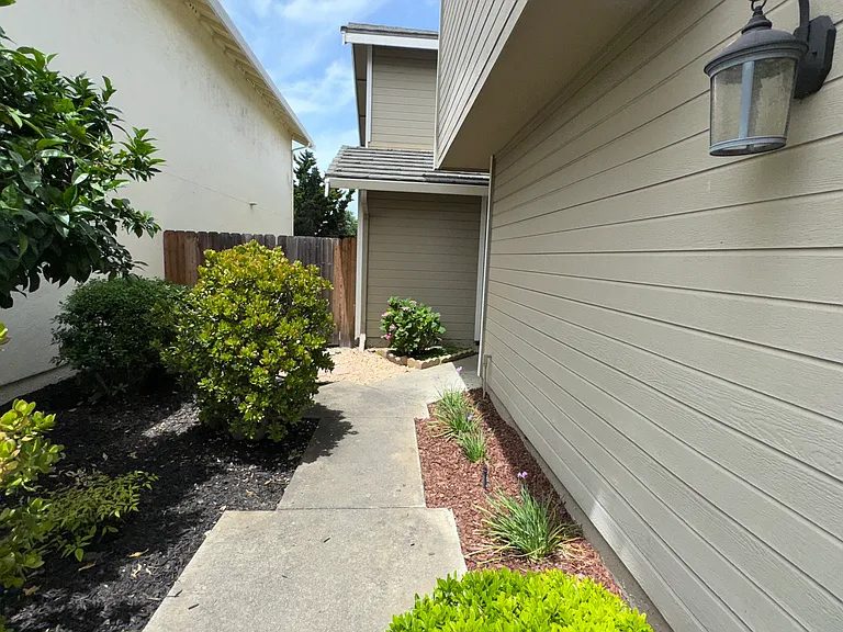 5031 Castlewood Cmn — Photo 3