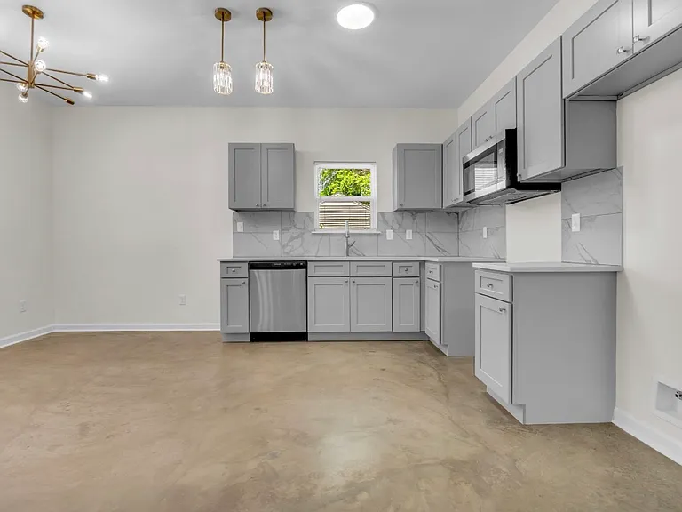 1374 Dow Pl — Photo 4