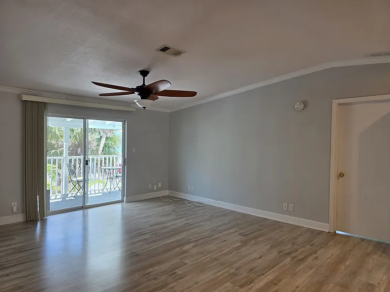 2921 Dupont St S — Photo 15