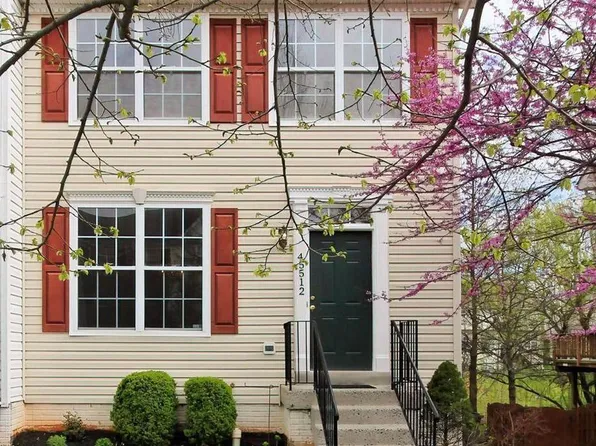 45512 Lakemont Sq, Sterling, VA 20165