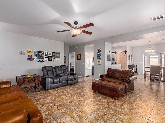 5th image of 1106 E Country Crossing Way