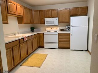 537 Hilltop Dr NE, Hutchinson, MN 55350