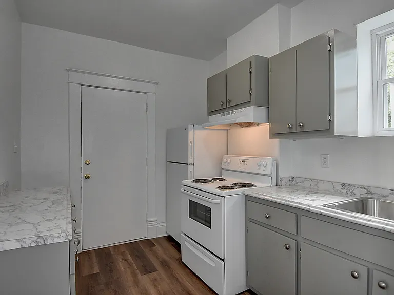 305 W 36th St — Photo 16