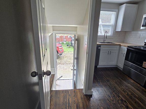 5th image of 604 Walton St