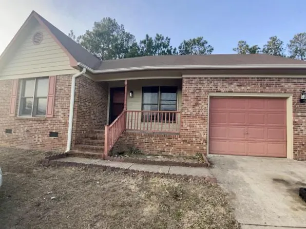 5051 Waterford Dr, Fayetteville, NC 28303