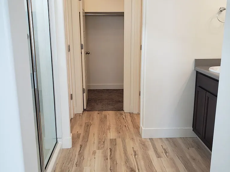 1033 S Vine St — Photo 24
