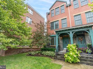 916 Slaters Ln, Alexandria, VA 22314