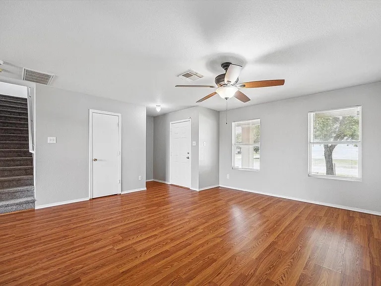 2218 Heath Ridge Ln — Photo 5