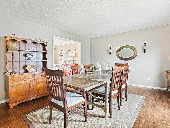 5th image of 637 Colony Dr