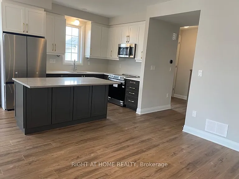 1593 Moira Cres — Photo 12