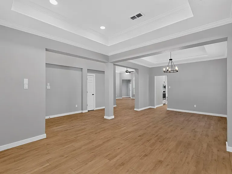 720 Cliffmoor Dr — Photo 2