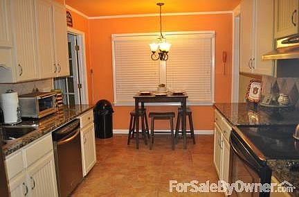 Huge den
						:
						Great space for movie nights and entertaining