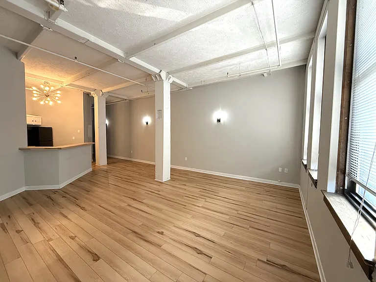 1133 W 9th — Photo 7