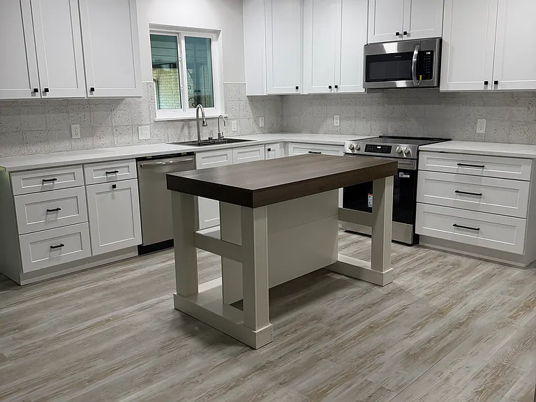300 Oak Tree Ln — Photo 2