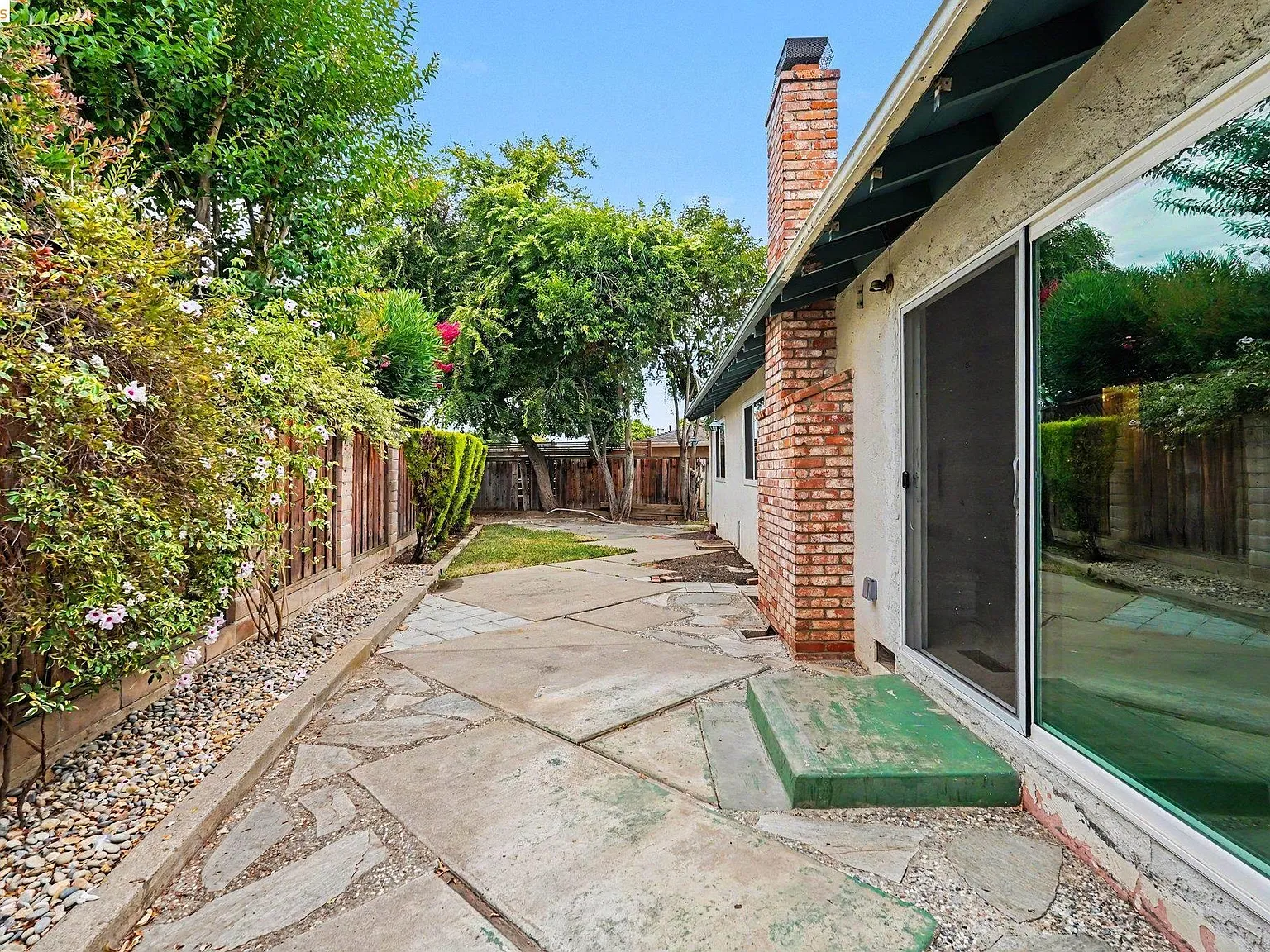 3 bed, 2.0 bath, 1284 sqft, $3,800 — Photo 2
