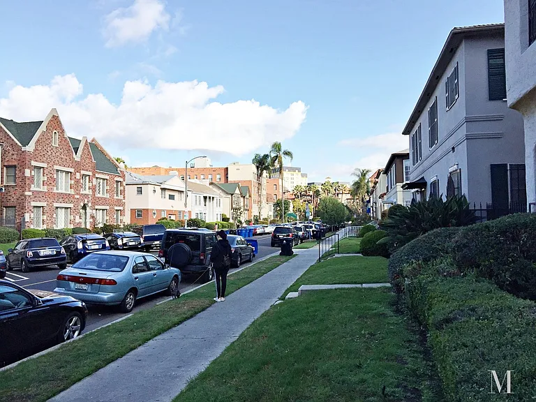 654 S Dunsmuir Ave — Photo 2