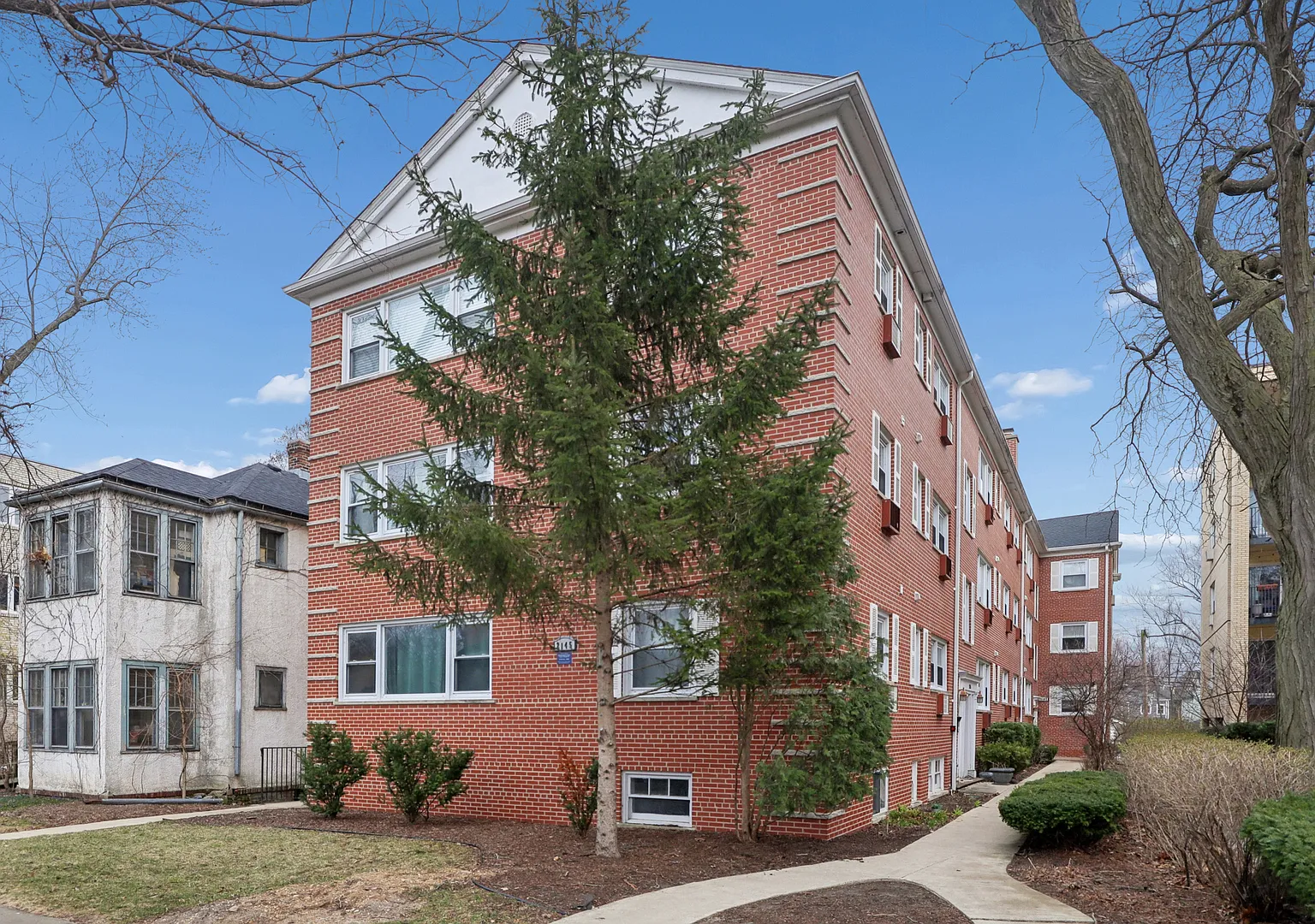 4 bed, $4,800 — Photo 1