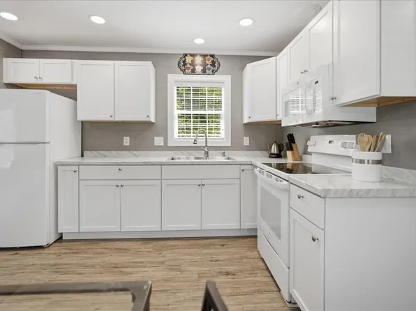 24 Cat Mousam Road, Kennebunk, ME 04043