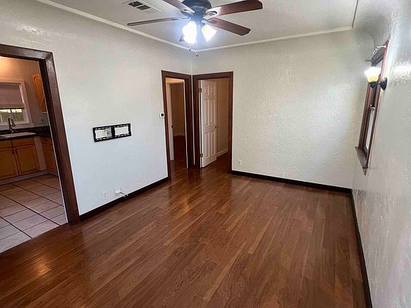 Living room - Flat screen TV mount included