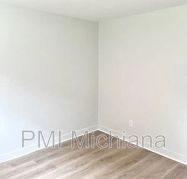 2254 Huey St — Photo 5