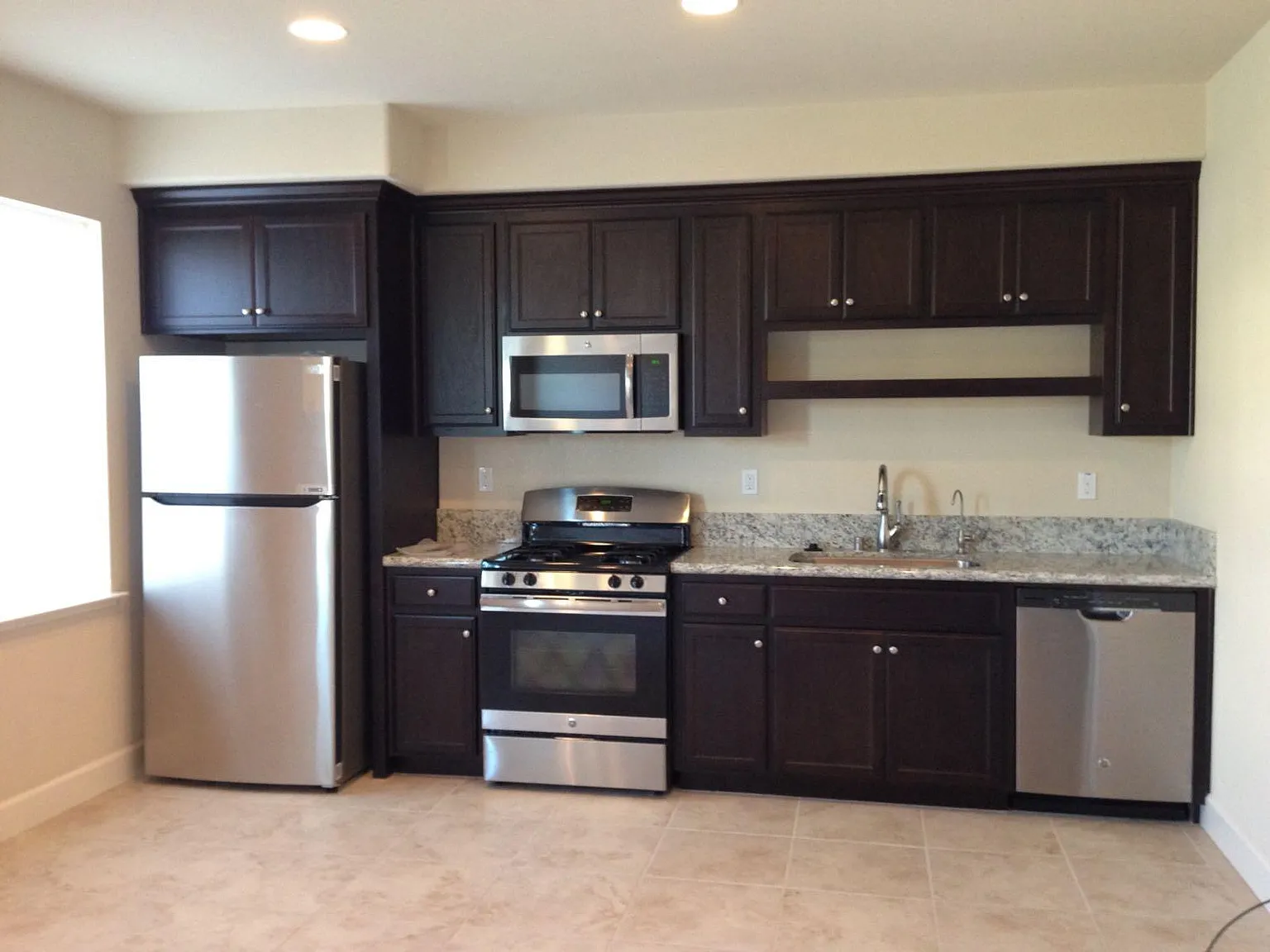 698 N Plumas Dr — Photo 2