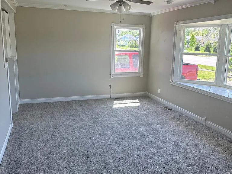 2525 E Dorothy Ln — Photo 2