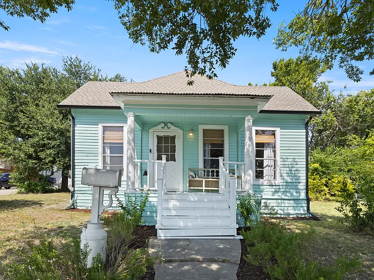 408 S College St — Photo 1