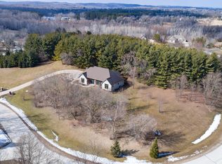 3270 S Bittersweet Cir, West Bend, WI 53095