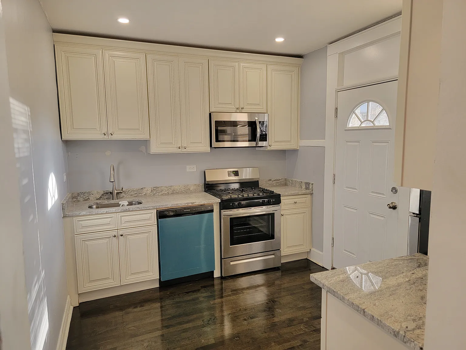 3 bed, 900 sqft, $2,300 — Photo 1