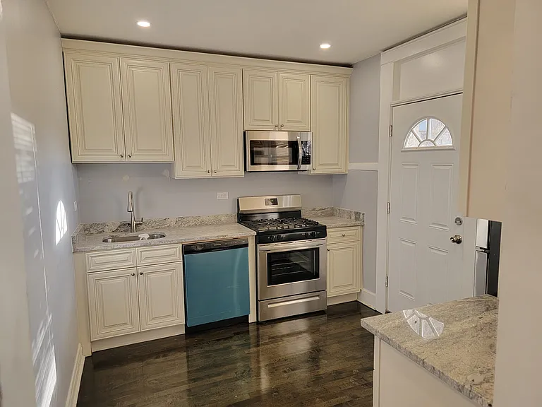 1748 W Albion Ave — Photo 1