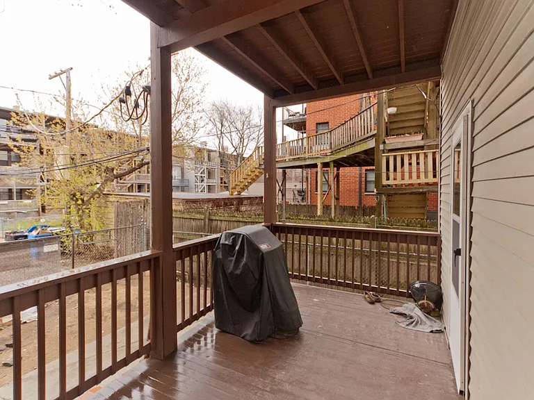916 Roscoe — Photo 12